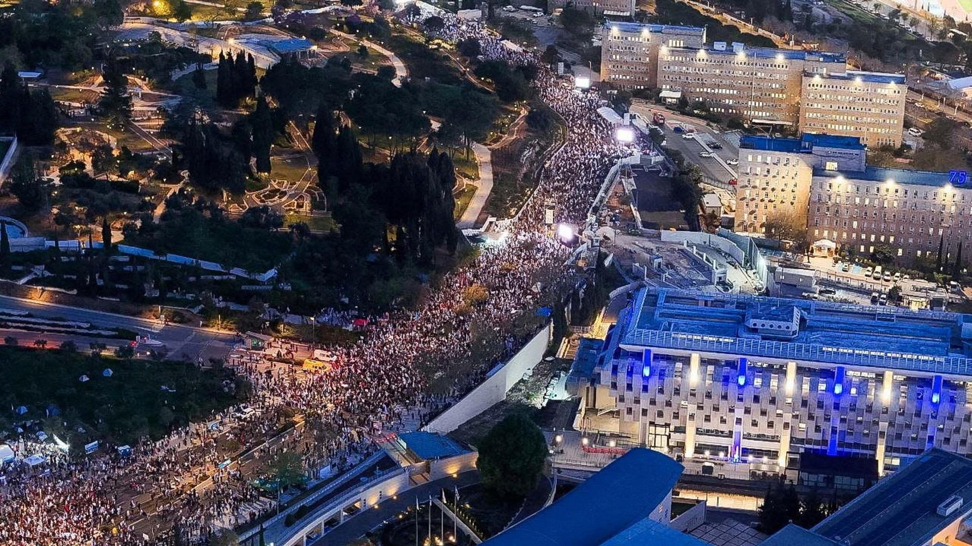 以色列“10万民众要总理下台”当晚，内塔尼亚胡完成疝气手术
