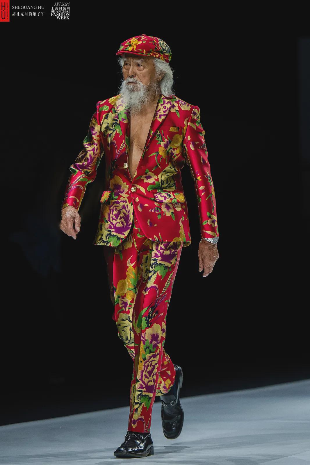 爷爷辈吴彦祖！88岁硬核爷爷惊艳上海时装周！他的人生经历泰裤辣！