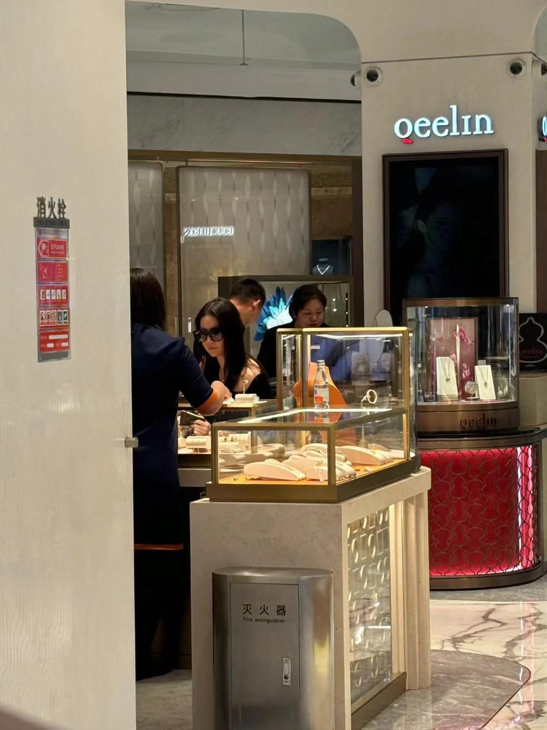 刘亦菲逛珠宝店被偶遇，小露香肩打扮时髦，空手而归遭柜姐嫌弃