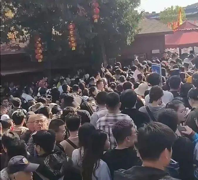 “黑神话”取景地爆火，游客吐槽排队太久！“想骂，到我这儿骂两句！”公安局副局长现场喊话，疏导客流